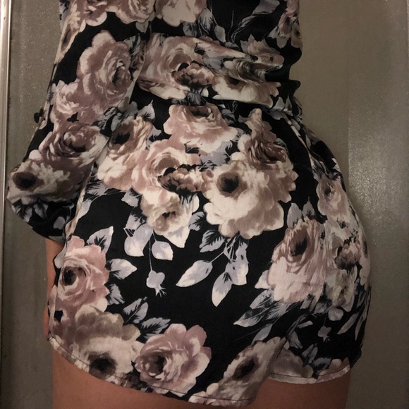 Flowers ,romper ,shorts long sleeve - Picture 4 of 6
